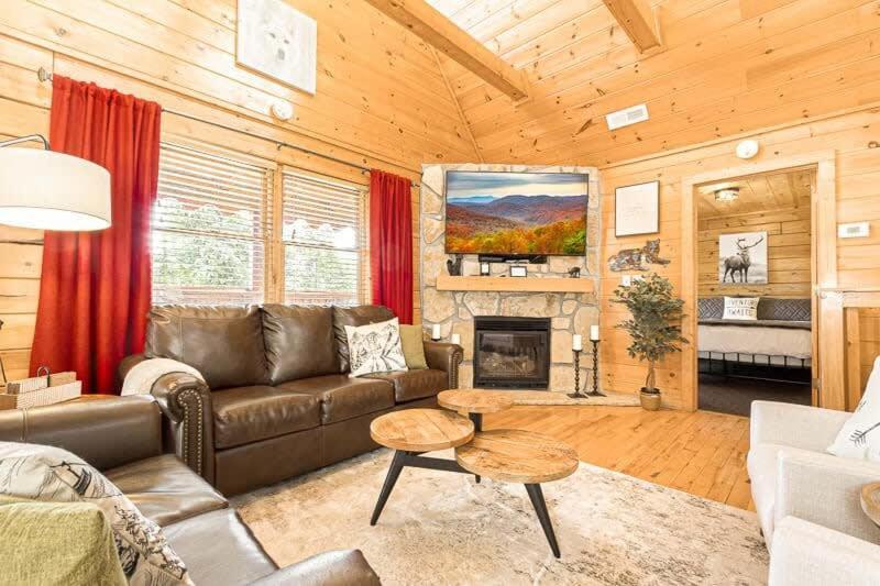Movie Theater Hot Tub View Mountain Escape Villa Gatlinburg Exterior photo
